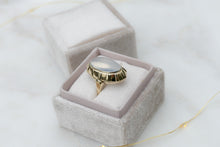 Afbeelding in Gallery-weergave laden, 14 krt geel gouden vintage ring gezet met een wit mineraal
