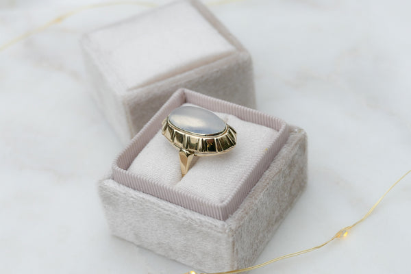 14 krt geel gouden vintage ring gezet met een wit mineraal