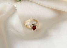 Afbeelding in Gallery-weergave laden, 14 krt geel gouden vintage ring met robijn

