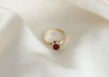Afbeelding in Gallery-weergave laden, 14 krt geel gouden vintage ring met robijn
