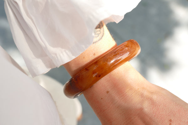 statement bangle van resin in bruin