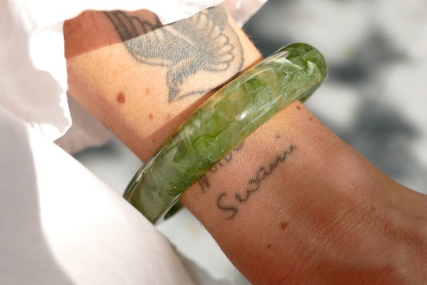 statement bangle van resin in groen