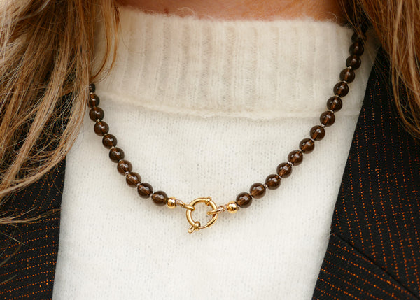 handgeknoopt mineralen collier van rookkwarts met goudkleurig groot slot