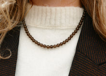 Afbeelding in Gallery-weergave laden, handgeknoopt mineralen collier van rookkwarts met goudkleurig groot slot
