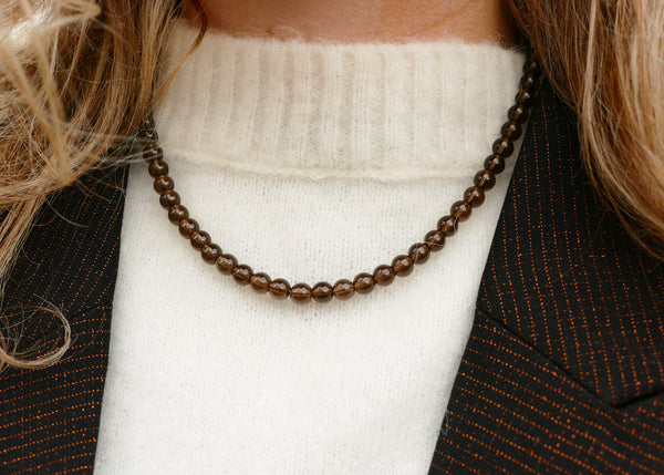 handgeknoopt mineralen collier van rookkwarts met goudkleurig groot slot