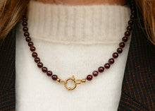 Afbeelding in Gallery-weergave laden, handgeknoopt collier van bordeaux granaat mineralen met goudkleurig groot slot
