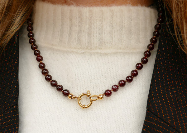 handgeknoopt collier van bordeaux granaat mineralen met goudkleurig groot slot
