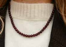 Afbeelding in Gallery-weergave laden, handgeknoopt collier van bordeaux granaat mineralen met goudkleurig groot slot
