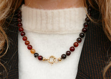 Afbeelding in Gallery-weergave laden, handgeknoopt collier van bordeaux en bruine mineralen met goudkleurig groot slot
