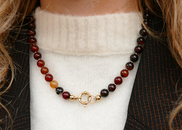 handgeknoopt collier van bordeaux en bruine mineralen met goudkleurig groot slot