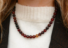 Afbeelding in Gallery-weergave laden, handgeknoopt collier van bordeaux en bruine mineralen met goudkleurig groot slot
