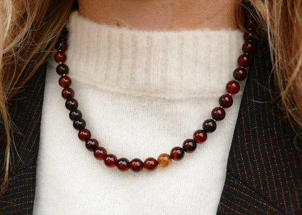 handgeknoopt collier van bordeaux en bruine mineralen met goudkleurig groot slot