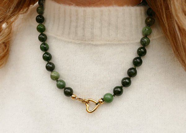 handgeknoopt collier van groene jade mineralen met goudkleurig groot slot