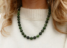 Afbeelding in Gallery-weergave laden, handgeknoopt collier van groene jade mineralen met goudkleurig groot slot
