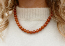 Afbeelding in Gallery-weergave laden, handgeknoopt collier van oranje aventurijn mineralen met goudkleurig groot slot
