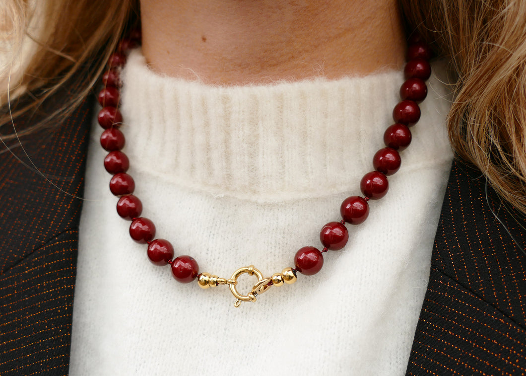handgeknoopt bordeaux kralen collier met goudkleurig slot