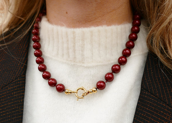 handgeknoopt bordeaux kralen collier met goudkleurig slot
