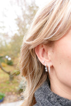 Afbeelding in Gallery-weergave laden, feestelijke oorringen met stervormige steentjes | echt zilver
