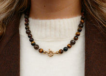 Afbeelding in Gallery-weergave laden, handgeknoopt mineralen collier van bordeaux / bruine mineralen met goudkleurig groot slot
