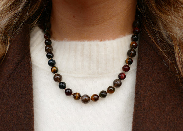 handgeknoopt mineralen collier van bordeaux / bruine mineralen met goudkleurig groot slot