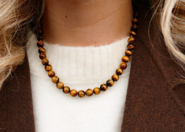 handgeknoopt mineralen collier van tijgeroog met goudkleurig groot slot