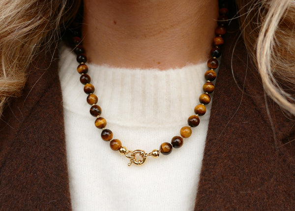 handgeknoopt mineralen collier van tijgeroog met goudkleurig groot slot
