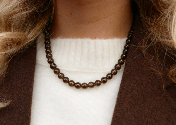 handgeknoopt mineralen collier van rookkwarts met goudkleurig groot slot