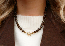 Afbeelding in Gallery-weergave laden, handgeknoopt mineralen collier van rookkwarts met goudkleurig groot slot

