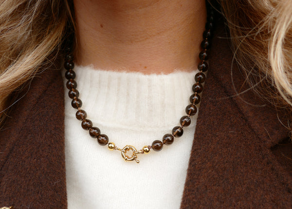 handgeknoopt mineralen collier van rookkwarts met goudkleurig groot slot