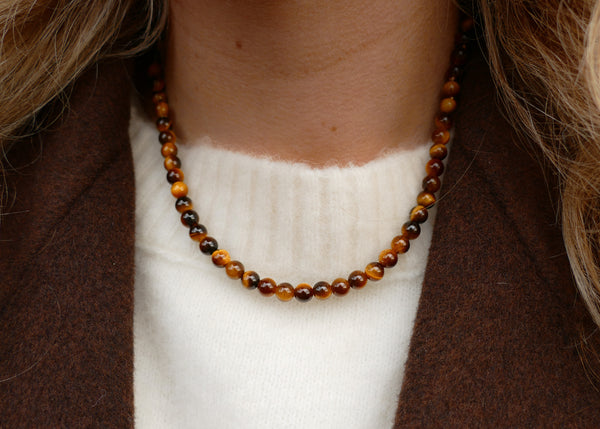 handgeknoopt mineralen collier van tijgeroog met goudkleurig groot slot