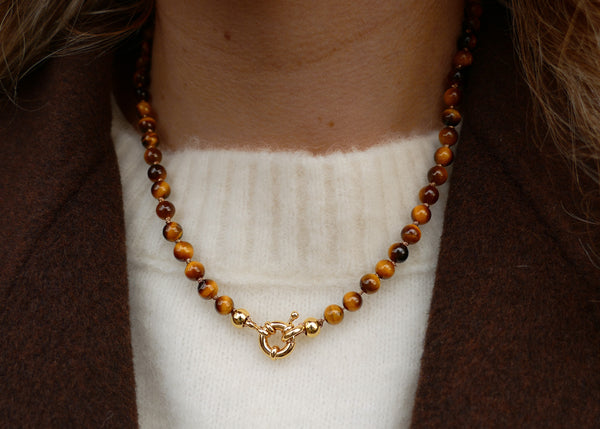handgeknoopt mineralen collier van tijgeroog met goudkleurig groot slot