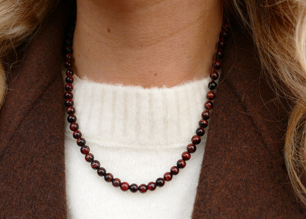 handgeknoopt mineralen collier van stierenoog met goudkleurig groot slot