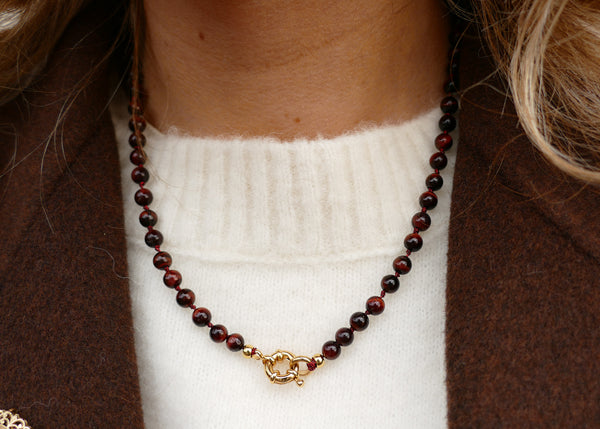 handgeknoopt mineralen collier van stierenoog met goudkleurig groot slot