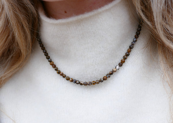 hand geknoopt collier van opaal mineralen met goudkleurig hartvormig slot