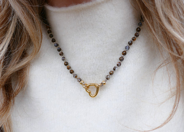 hand geknoopt collier van opaal mineralen met goudkleurig hartvormig slot