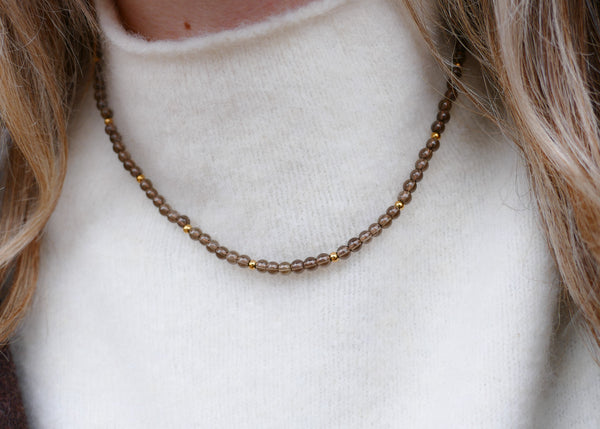 hand geknoopt collier met rookkwarts mineralen en goudkleurig groot slot