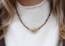 Afbeelding in Gallery-weergave laden, hand geknoopt collier met rookkwarts mineralen en goudkleurig groot slot
