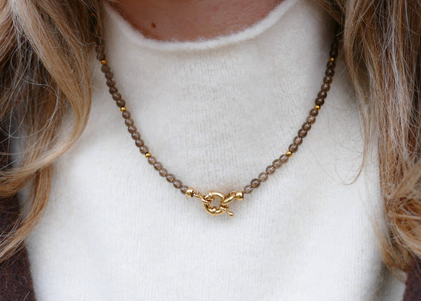 hand geknoopt collier met rookkwarts mineralen en goudkleurig groot slot