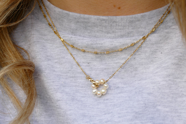 fijn goudkleurig collier van witte zoetwaterparels | stainless steel