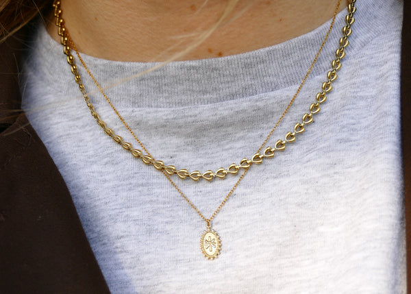 fijn goudkleurig collier met ovaal hangertje | stainless steel