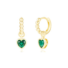 Afbeelding in Gallery-weergave laden, goudkleurige bolletjes oorringen met groene hart hangers | echt zilver + laagje goud
