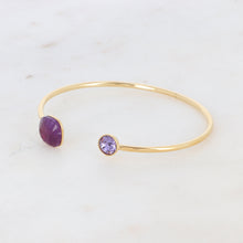 Afbeelding in Gallery-weergave laden, goudkleurige bangle met paars en bordeaux gekleurde stenen | stainless steel
