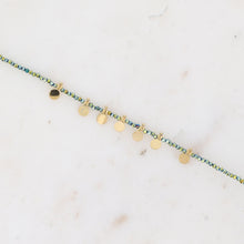 Afbeelding in Gallery-weergave laden, armbandje met metallic groene kralen en gladde goudkleurige muntjes | stainless steel
