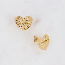 Afbeelding in Gallery-weergave laden, goudkleurige hartvormige oorknoppen | stainless steel
