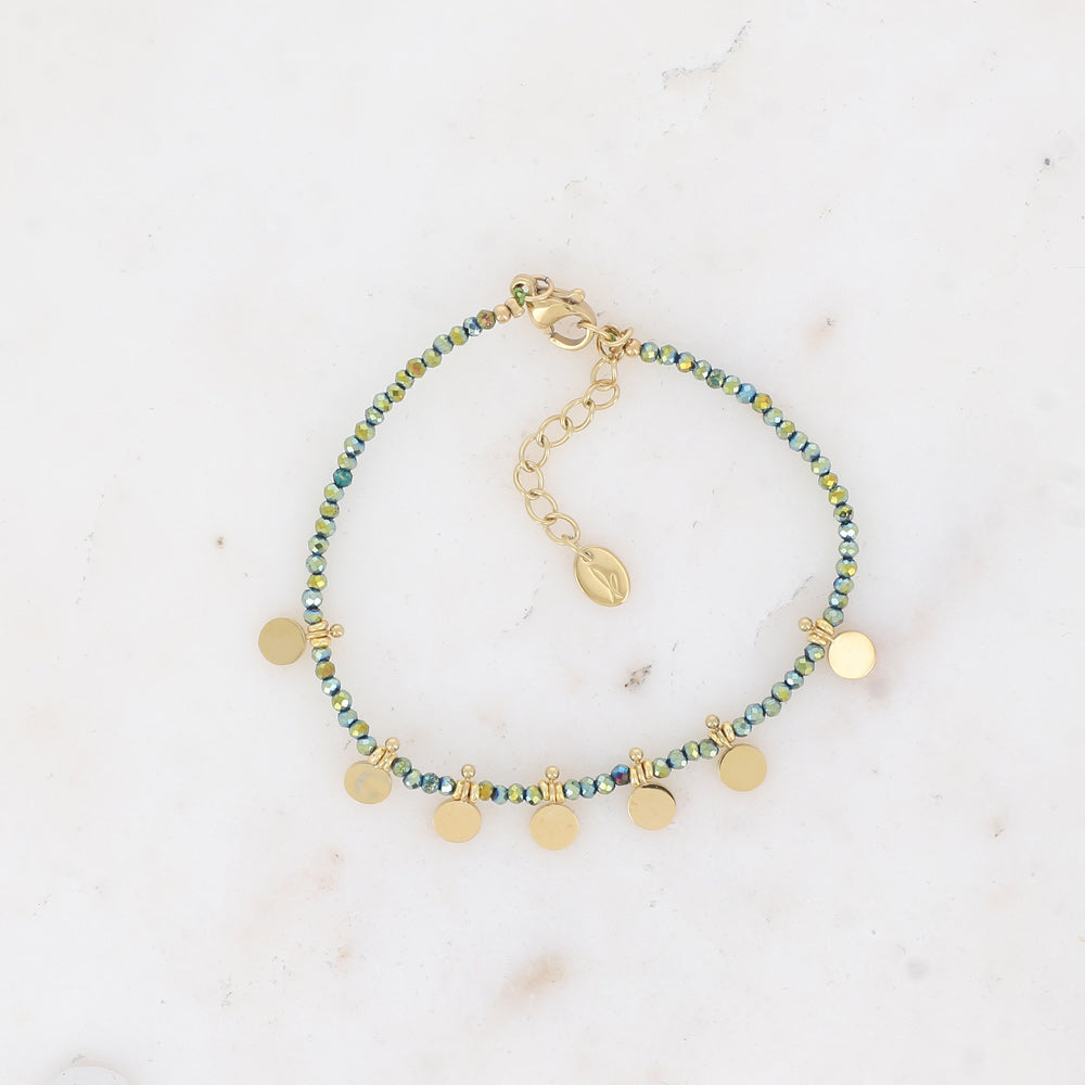 armbandje met metallic groene kralen en gladde goudkleurige muntjes | stainless steel