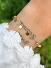 Afbeelding in Gallery-weergave laden, goudkleurig armbandje met muntjes en bolletjes van stainless steel
