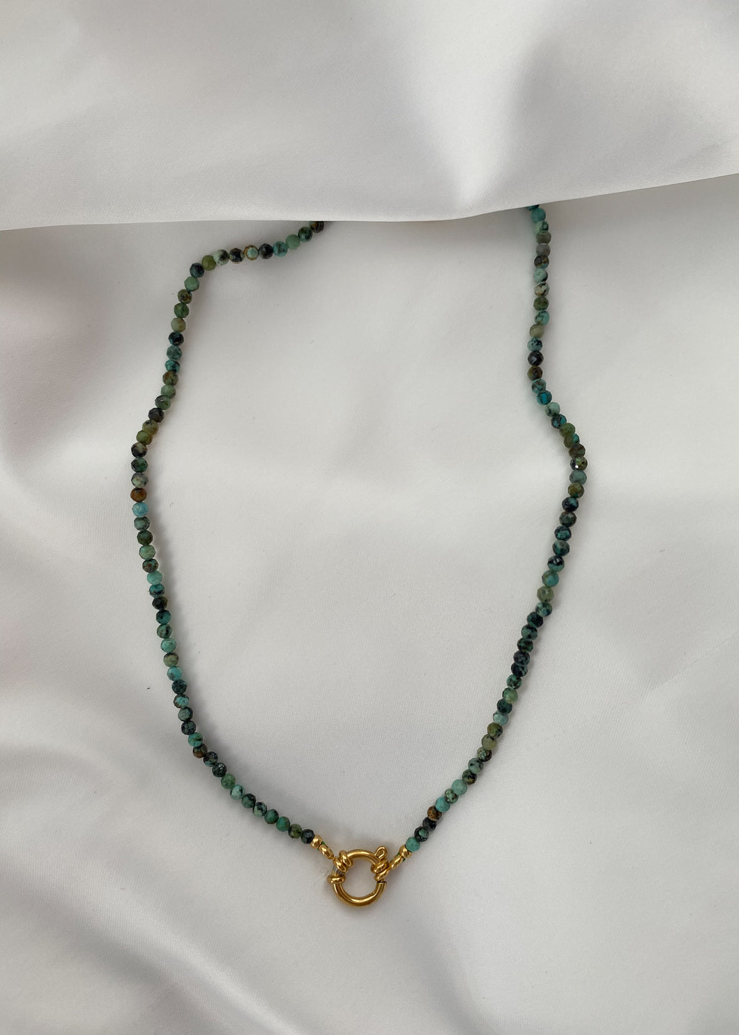 donker groen mineralen collier met ronde sluiting