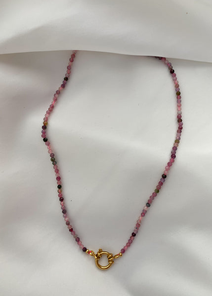 donkerroze mineralen collier met ronde sluiting
