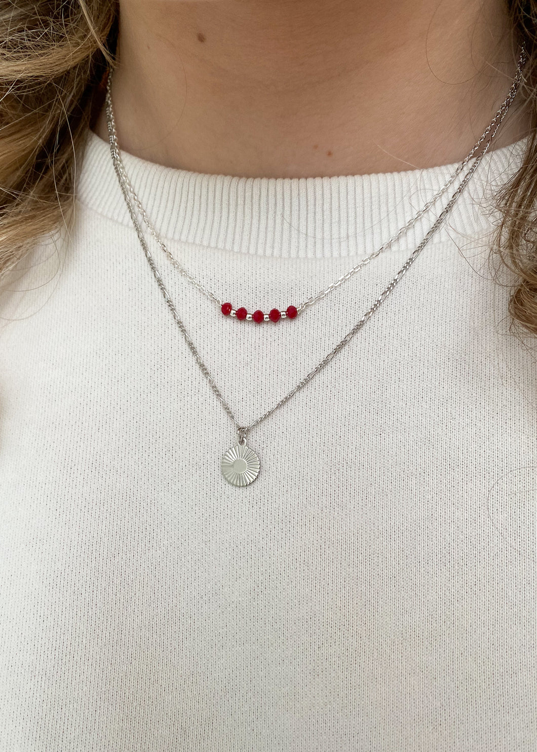 Echt zilver kettinkje met rode kralen