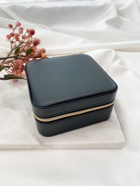 kleine sieradenbox in zwart met goudkleurige rits